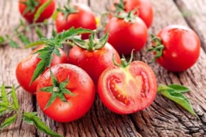 tẩy lông chân bằng cà chua